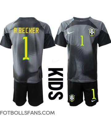 Brasilien Alisson Becker #1 Målvakt Replika Hemmatröja Barn VM 2022 Kortärmad (+ Korta byxor)